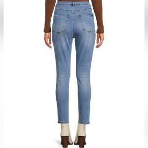 A Loves A Skinny Jeans